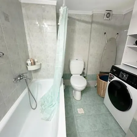 2-bedroom Apt Center, With Parking